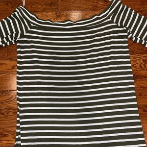 Loose Neck Shirt (Size Small)